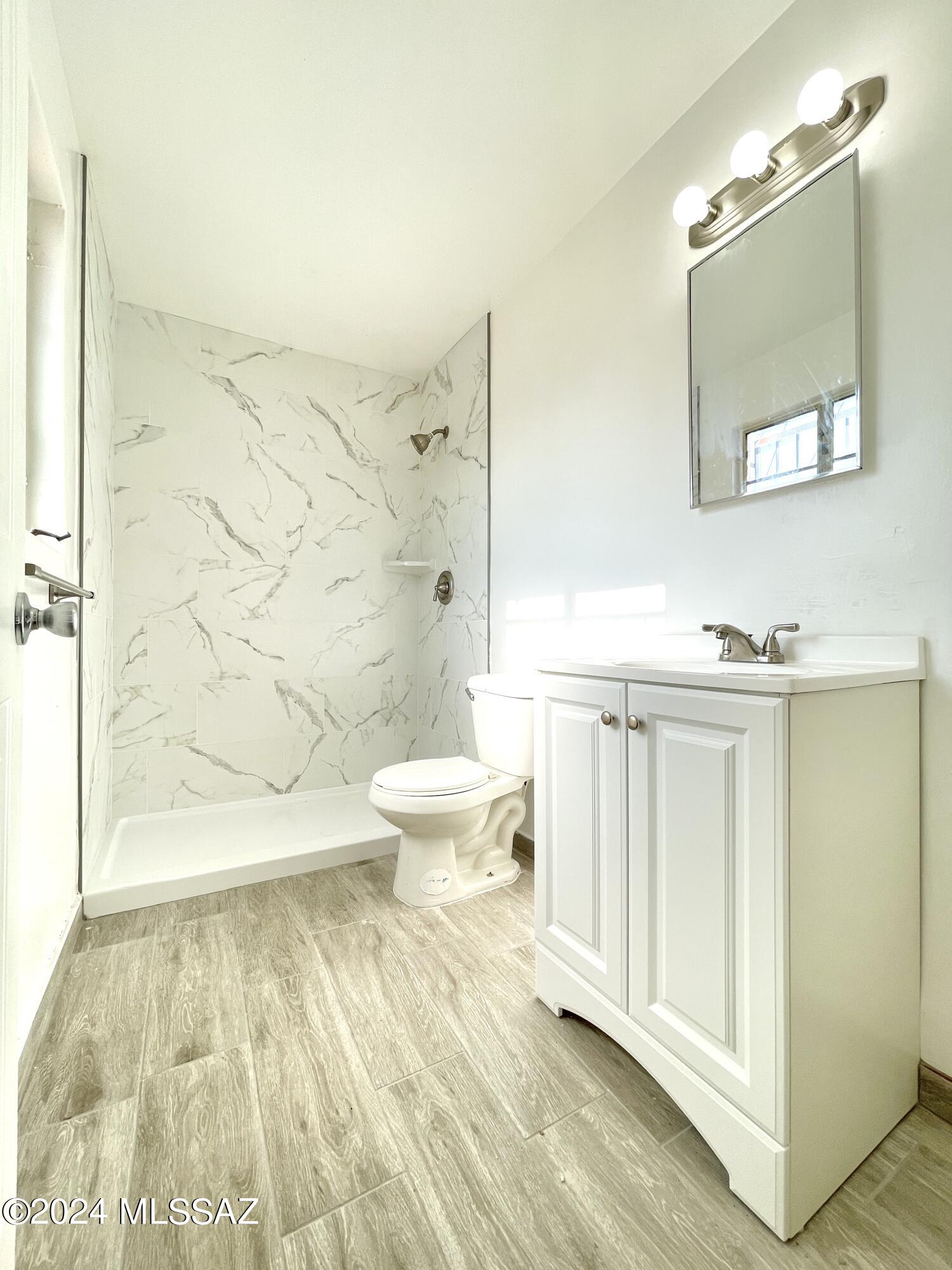 CENTRAL TUCSON!  Recently remodeled 1 bedroom casita in central gated community. Close to shopping and bus lines. Pets Negotiable. Tenant pays flat rate of $35 per month for water, trash and sewer. Coin operated laundry shared with other units. 
*no fenced in yard* EMS Realty represents the Landlord only on this listing.