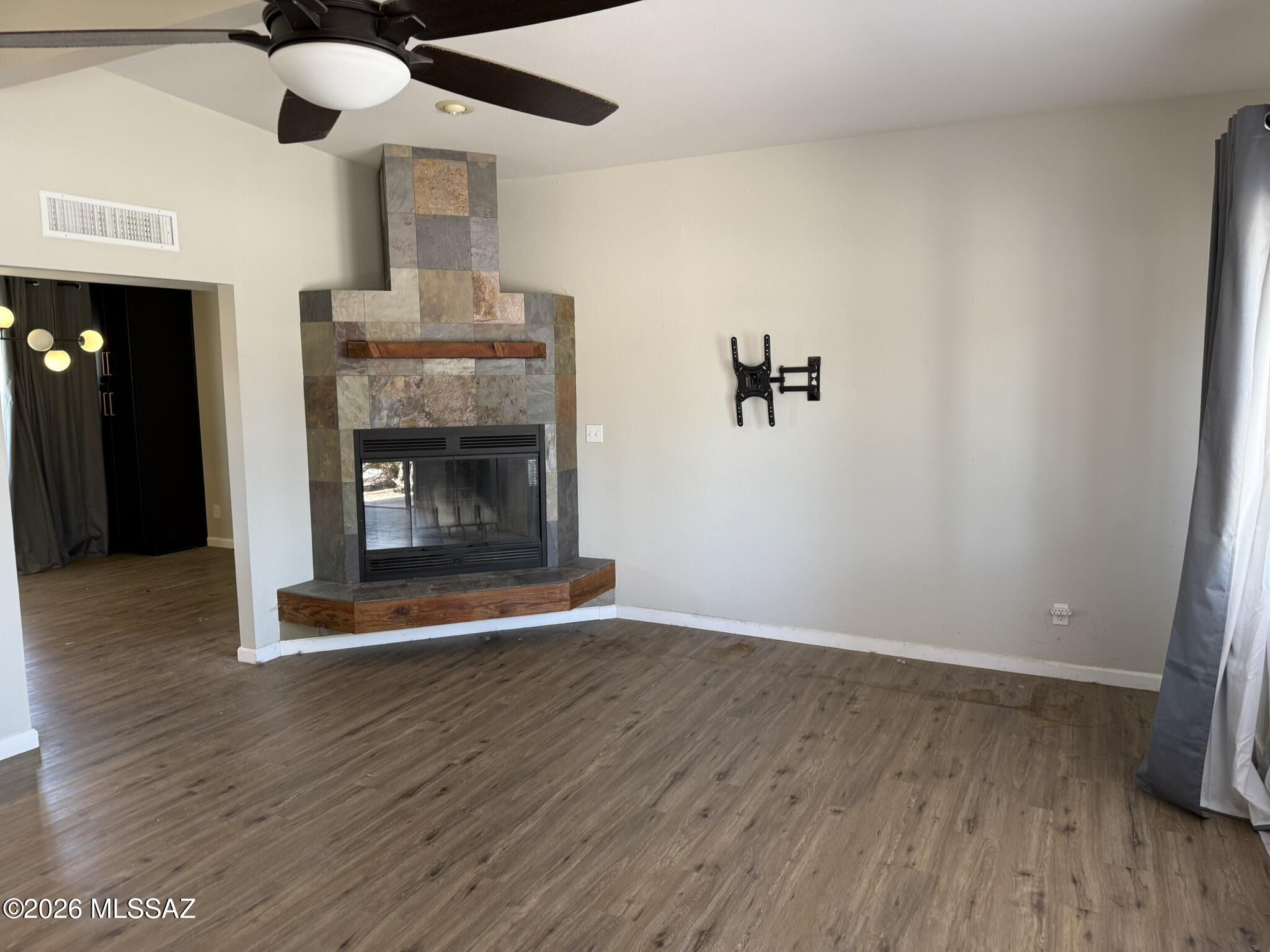 Centennial Park (1-160) - Residential Lease