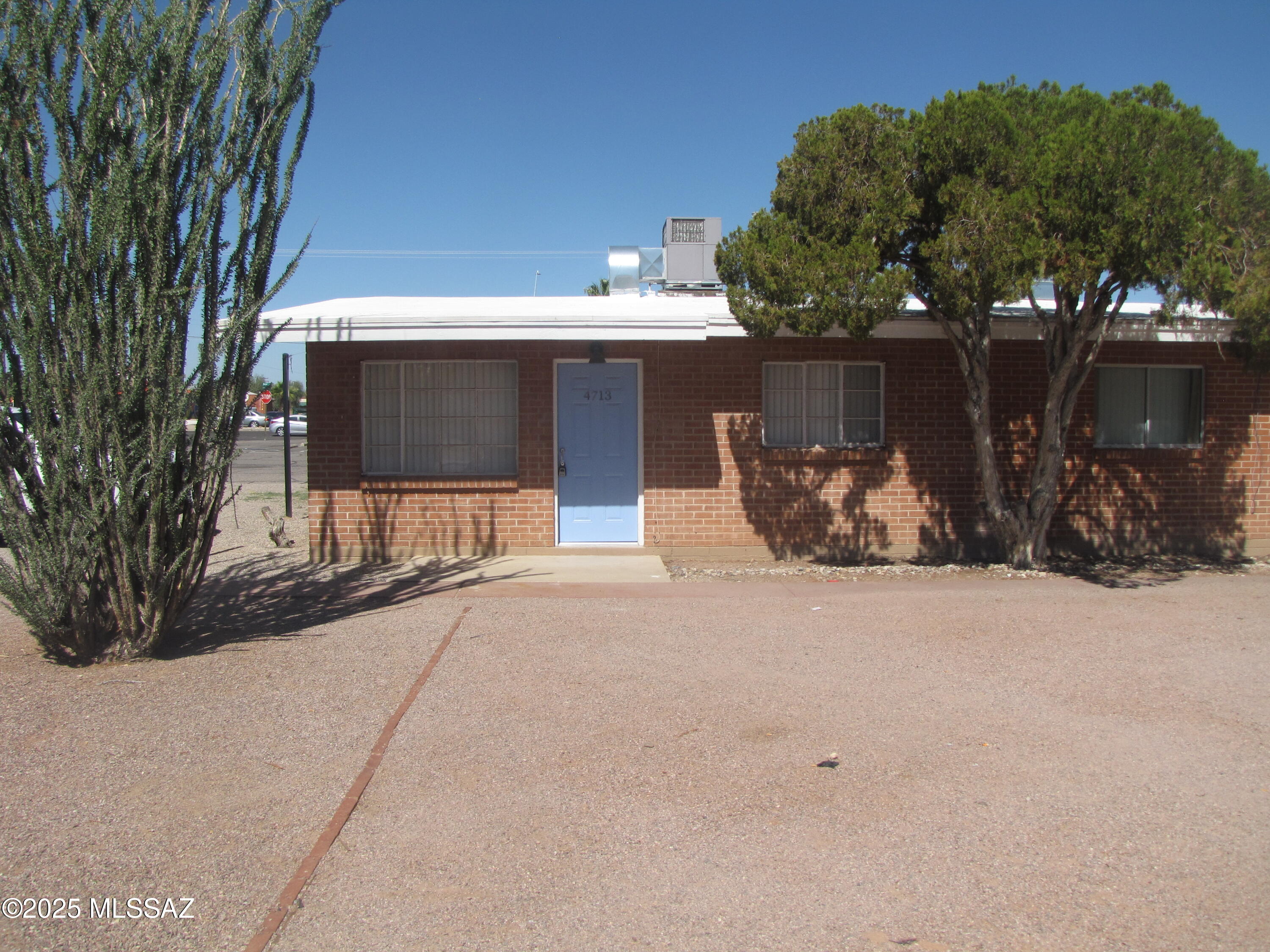 Clean & fresh paint 1 bedroom, 1 bath.  Small fenced yard.  Washer/Dryer.  A/C.  Near Speedway & Swan.

$350 off first month rent with approved application and one year lease.