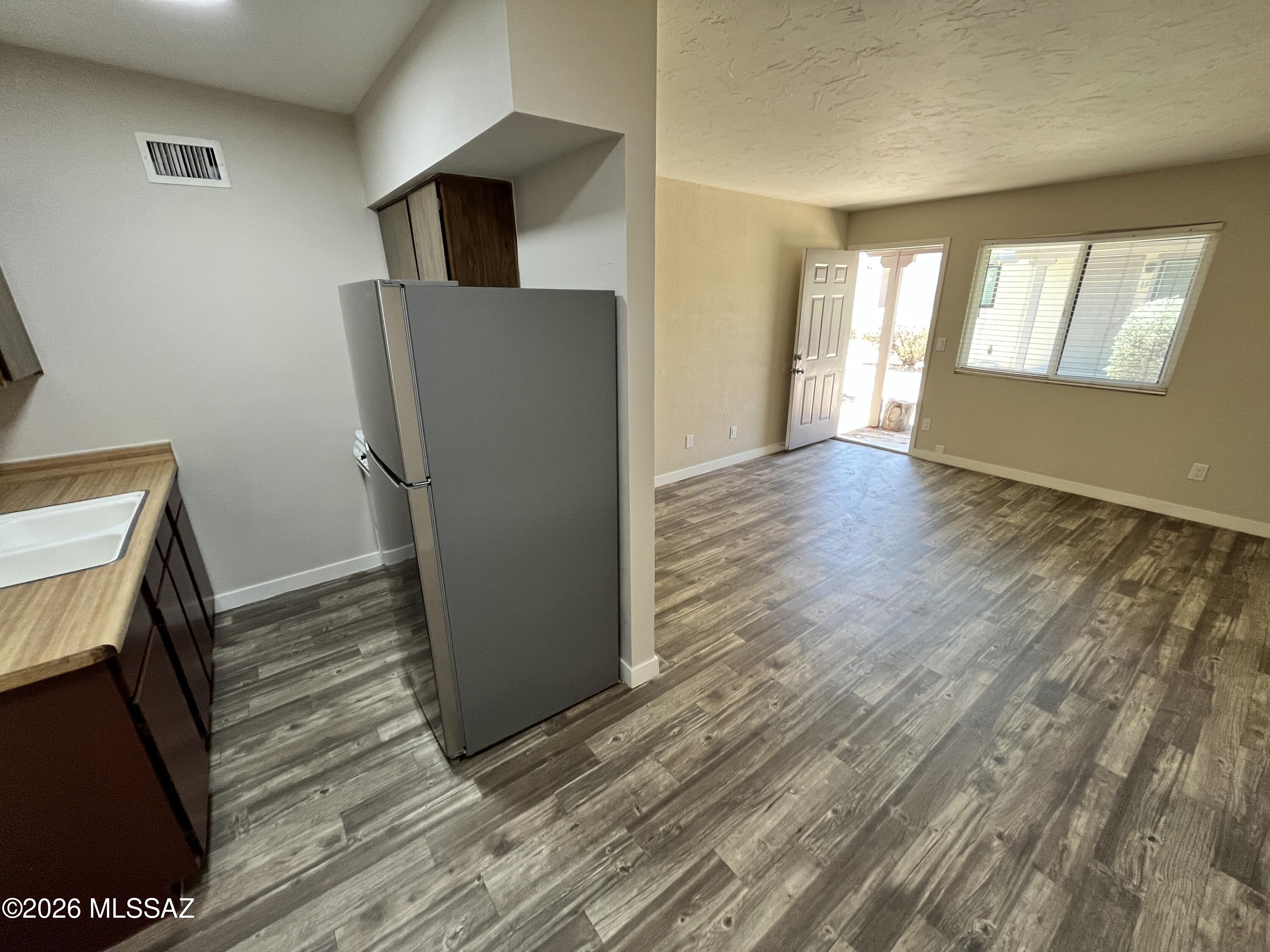 SPACIOUS 1 BEDROOM APARTMENT WITH RESORT-STYLE AMENITIES!

Now leasing a comfortable 1 bedroom / 1 bathroom apartment at 501 E. Glenn Street in a convenient Central Tucson location!

Enjoy an affordable lifestyle with access to outstanding community amenities, including a sparkling swimming pool, basketball court, and volleyball court. Whether you're looking to relax, stay active, or enjoy the outdoors, this community offers something for everyone.

The apartment features a functional floor plan with a spacious living area, comfortable bedroom, ample storage, and a convenient location close to shopping, dining, entertainment, the University of Arizona, and major Tucson employers.

Community Features:
Sparkling swimming pool
Basketball court
Volleyball court
Professionally manag Location Highlights:
Minutes from the University of Arizona
Convenient access to downtown Tucson
Close to shopping, restaurants, public transportation, and entertainment
Easy access to major roadways and employment centers

Lease Terms:
Minimum 12-month lease preferred
Tenant pays electric, gas and $75 monthly water/sewer/trash
No smoking inside unit
Pets negotiable with approval

Don't miss this opportunity to enjoy comfortable living and great community amenities in the heart of Tucson!

Call (520) 328-8220 or fill out a guest card through our website to schedule a tour today. Equal Housing Opportunity.