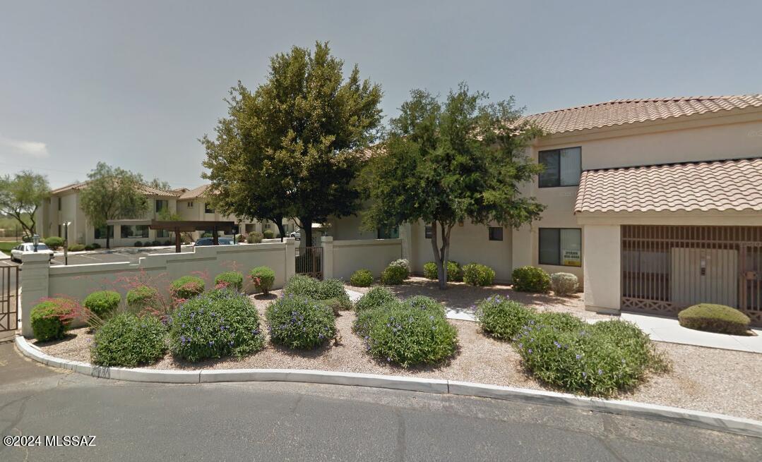 ALL NEW CARPETS. Sought after community with direct access to THE LOOP and only an stone throw away from St Phillips Plaza with all its ammenities. Community is GATED and features resort style amenities including 2 Sparkling Pools, 2 Spas, Fitness Room, Covered Parking, Private Access to River Walk for extensive Jogging/ Skating/ Biking. Rio Del Sol is FHA approved. This updated unit is in great condition and features a HUGE CLOSED IN ARIZONA ROOM. BEST PRICE IN COMMUNITY.