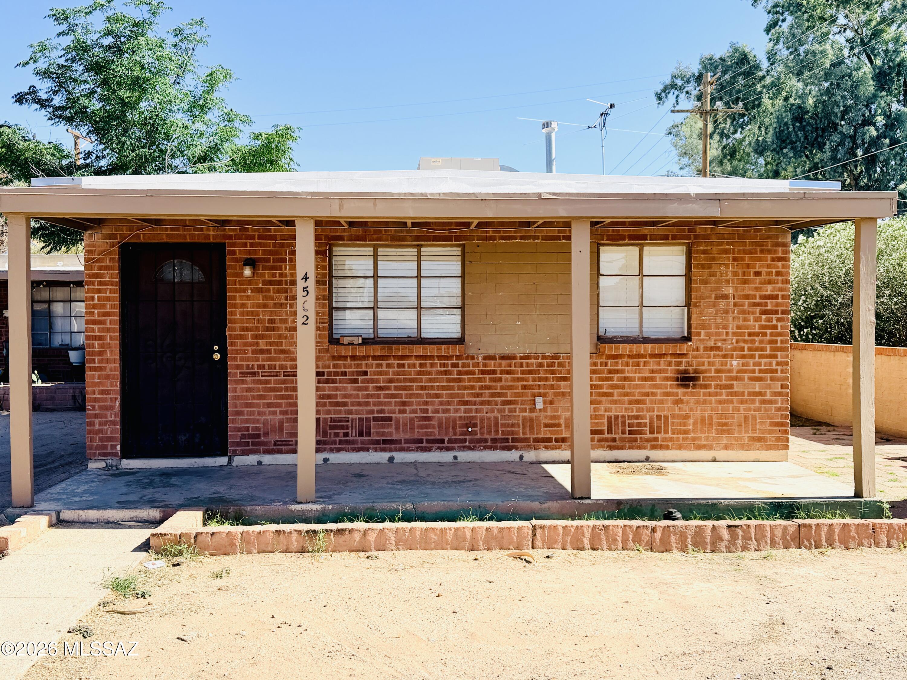 2BR/1BA Brick Duplex Unit. No carpet - tile throughout! Rental comes with stove/oven, refrigerator, and washer/dryer hookups. Storage unit for tenant use! (unit does have evaporative cooling only) Call today!
