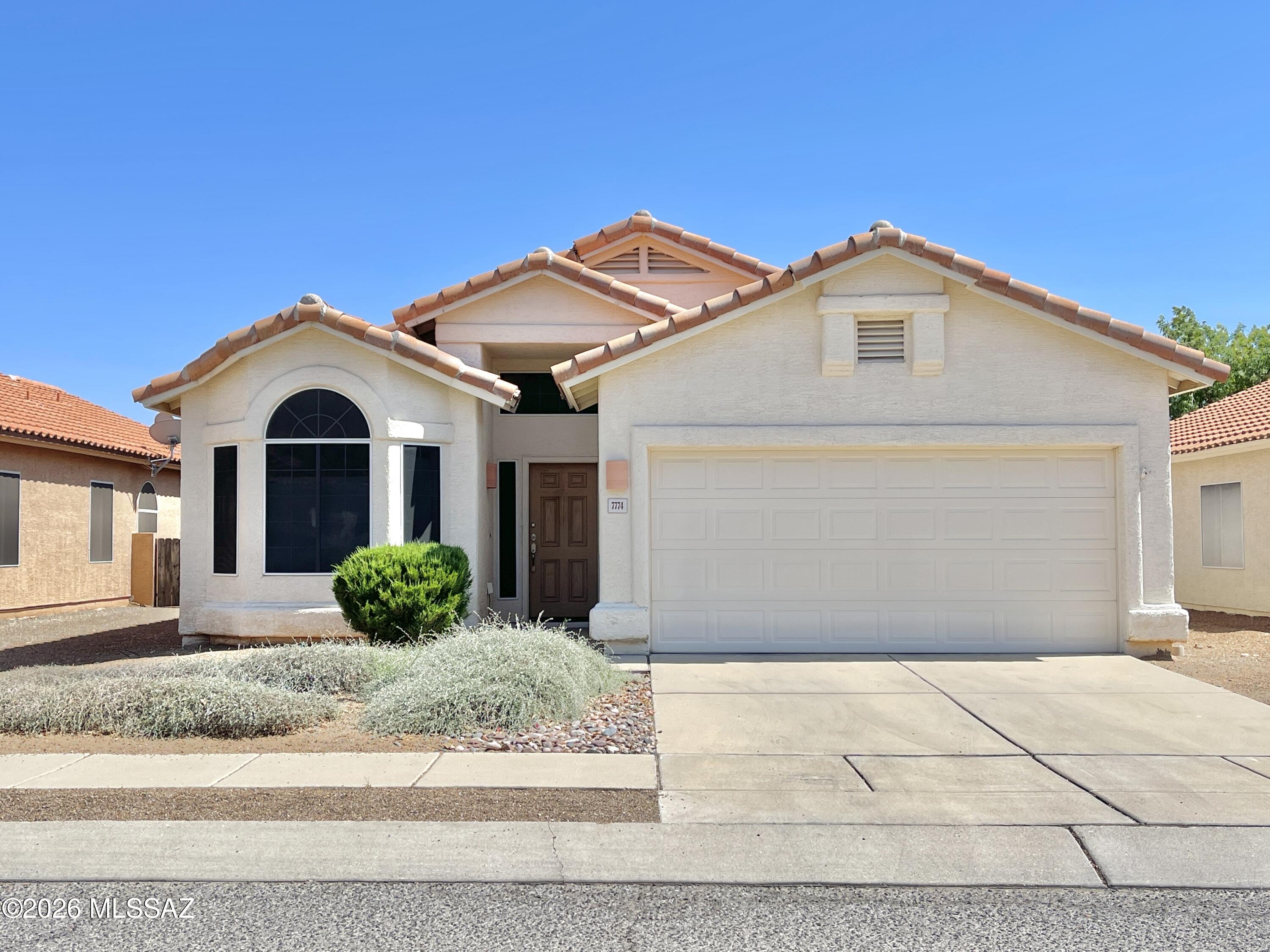 3bdr/2ba in Catalina Foothills.
Spacious living room w/vaulted ceilings, split bedroom floorplan, kitchen w/stainless steel appliances, fenced backyard w/covered patio.  *All areas in photos that show carpet, have since been changed to luxury vinyl plank flooring. Tenant occupied until 06/30/2026