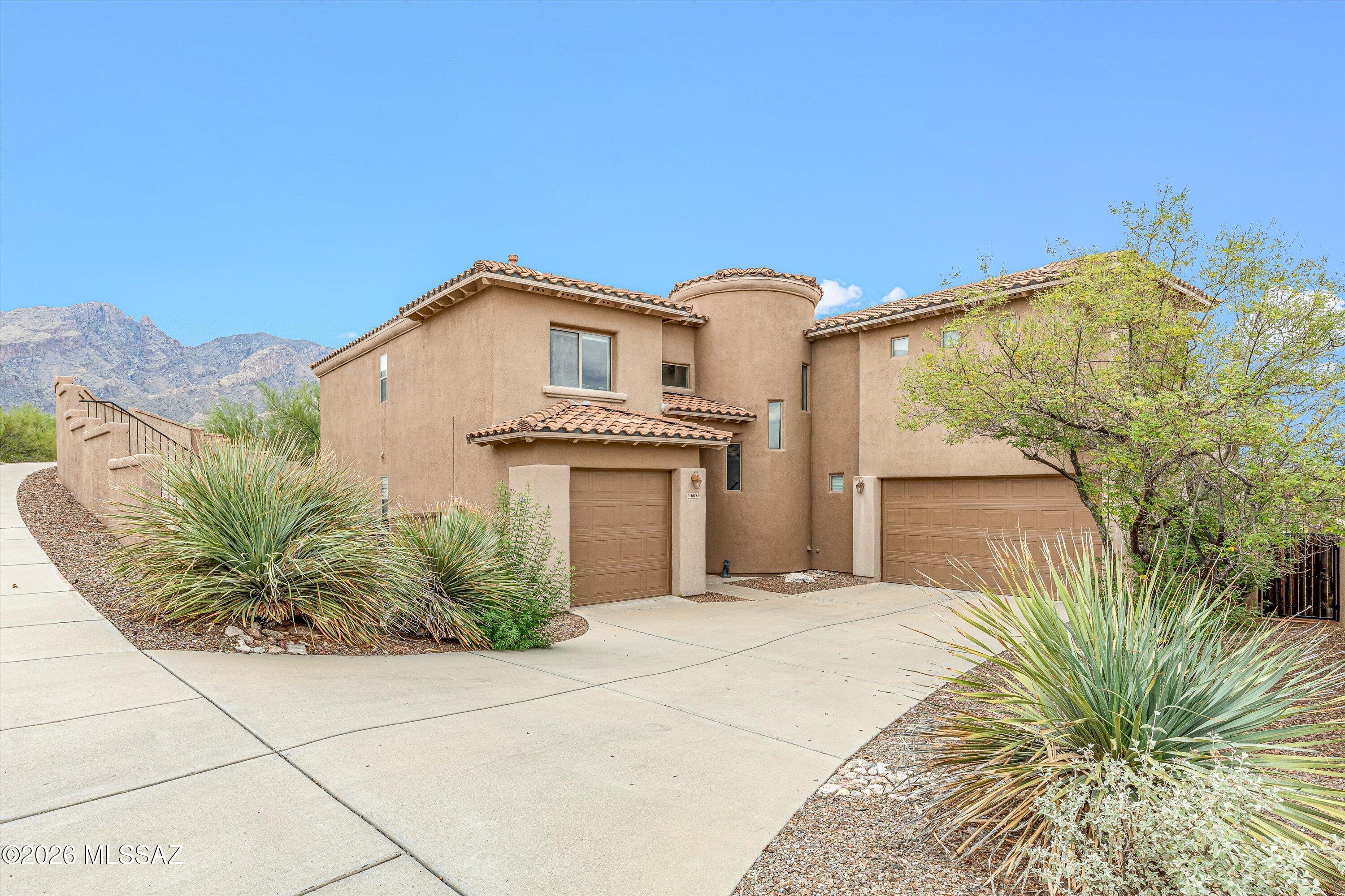 Nestled within the prestigious guard-gated community of Paloma Primera, this exceptional A.F. Sterling-built residence offers a rare opportunity in one of Tucson's most sought-after neighborhoods. Breathtaking views of the iconic Finger Rock spire and Santa Catalina Mountains. Wake up to serene mountain views from the primary suite and enjoy the same stunning views from the main living areas. Perfectly positioned along the third hole of the Jack Nicklaus Signature Canyon Course, this meticulously maintained, original-owner home reflects pride of ownership throughout.

The spacious floor plan includes five bedrooms and three full bathrooms, with travertine flooring in the main living areas. The low-maintenance backyard features premium artificial turf and a resort-like fee