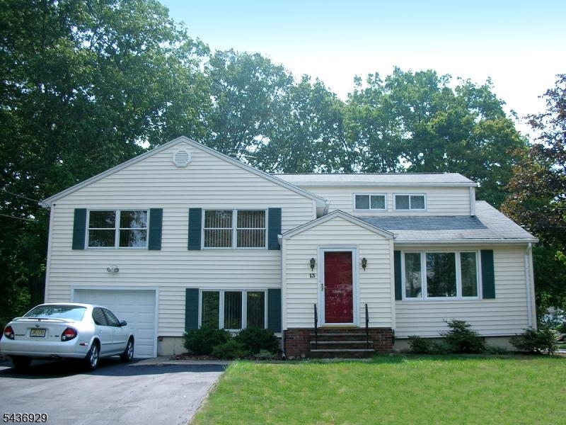 Beautiful 3 bedroom & 2.5 bathroom split in the heart of Livingston. Only one block away from Livingston High School, walking distance to Hillside Elementary School, the town pool, park, and the Library. Friendly and quiet neighborhood with access to all your daily needs.The attic is locked up to store the landlord's furniture.