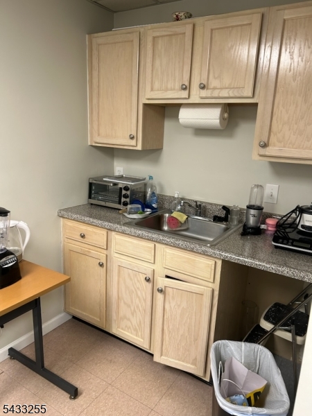 OFFICE SPACE IN A DESIRABLE TOWN OF ELMORA ,ELIZABETH , GREAT LOCATION PERFECT FOR PROFECIONAL SERVICE.