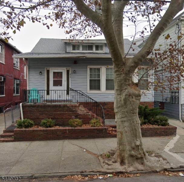 258 Van Nostrand is a cozy home on a beautiful tree lined street in the heart of Jersey City. Near major highways and public transportation, this unit is a commuter's dream. The apartment is well maintained, freshly painted, and move-in ready,  Qualified candidates will have an annual income of 3x the rent and no evictions in their rental history.