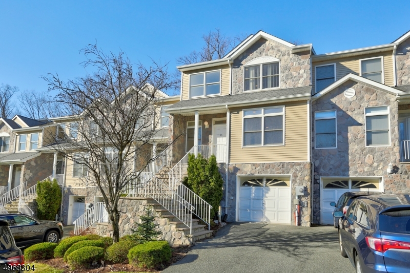 Grand Oak, 3 bedroom interior with great room in desirable Glenmont Commons. Hard wood floors, white kitchen Bright and spacious open Floor plan. Excellent school system, commuters delight, close to major highways & train station. Convenient shopping, restaurants and entertainment.
