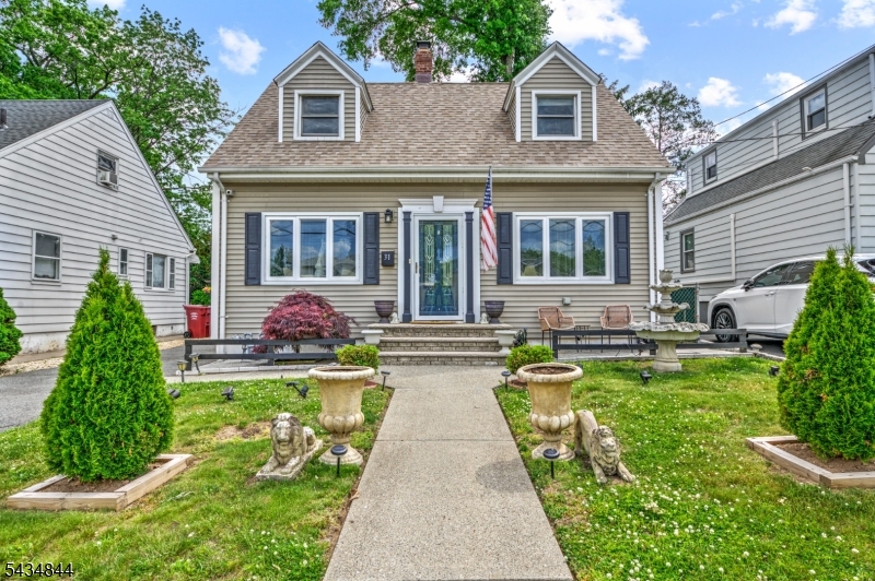 Incredible opportunity in desirable Nutley!Turnkey 2 BR, 1 BA home loaded with charm.Move right in and enjoy a prime location. Welcome to 31 Hay Ave, a charming 2 BR, 1 BA turnkey home in highly sought-after Nutley!Perfectly priced at $475,000, this property delivers incredible value in a premium location.Highlighted Features:  Sun-drenched, move-in ready layout  Immaculate modern finishes throughout  Prime neighborhood close to parks & schools  Ideal for NYC commutersUnbeatable opportunity to plant roots in Nutley.Spanish  Una oportunidad incre ble en el codiciado Nutley! Casa lista para entrar a vivir, de 2 dormitorios y 1 ba o, repleta de encanto.  M dese de inmediato y disfrute de una ubicaci n privilegiada!  Acomp  enos en la jornada de puertas abiertas este s bado y domingo, de 1:00 a 3:00 p. m.! Bienvenido al 31 de Hay Ave, una encantadora vivienda de 2 dormitorios y 1 ba o, lista para habitar, situada en la muy codiciada localidad de Nutley! Con un precio ideal de $475,000, esta propiedad ofrece un valor excepcional en una ubicaci n privilegiada. Caracter sticas destacadas:   Distribuci n ba ada por la luz natural y lista para mudarse de inmediato   Acabados modernos e impecables en toda la propiedad   Vecindario de primera categor a, cercano a parques y escuelas   Ideal para quienes se desplazan a la ciudad de Nueva York Una oportunidad inmejorable para echar ra ces en Nutley.