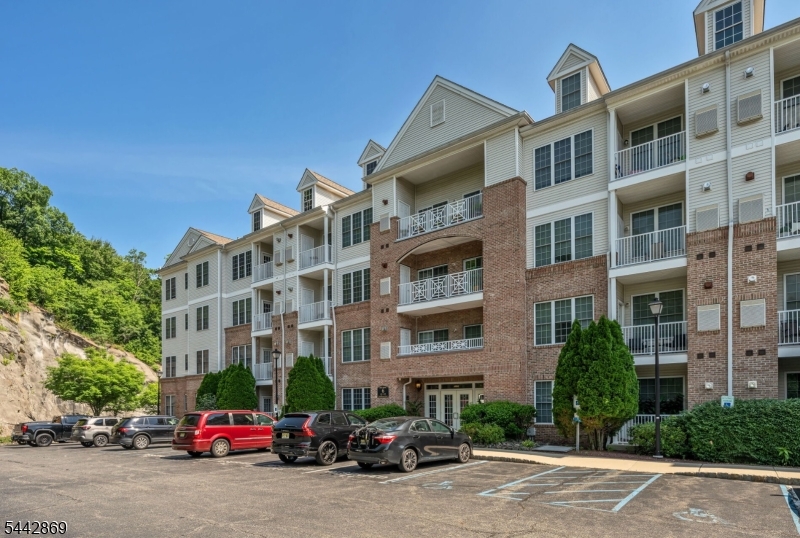 Beautiful view of mountains from this open concept 1 br unit with private balcony.  Stainless steel appliances, granite counters, washer, dryer.  Conveniently located within walking distance to Clubhouse and gym.  The Grande boasts 2 Clubhouses, 2 pools, tennis, fitness centers and much more. Assigned garage parking plus additional parking for guests.Great commuter location.  Pet friendly complex a plus! Elevator building.