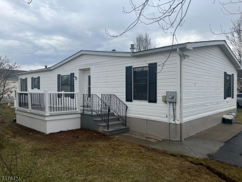3 BR HOUSE IN 55+ COMMUNITY LOCATED IN COUNTRY VIEW VILLAGE, WHICH INCLUDES CLUBHOUSE, POOL, BOCCE BALL COURTS, PUTTING GREEN. LOTS OF ACTIVITIES.  HOUSE JUST RENOVATED, LIKE NEW, MUST SEE!