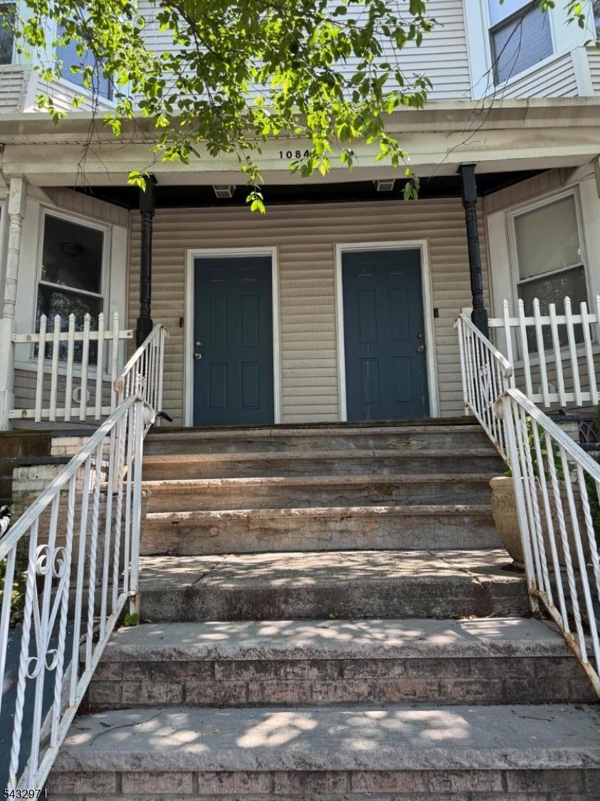 Left side Half Duplex for rent, 3 bed 1 bath on the second floor and kitchen, living/dining room and office space on the first floor, unfinished basement for storage and backyard. No Pets.