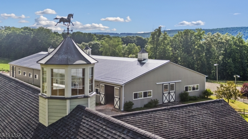 16 HANDS FARM - Residential