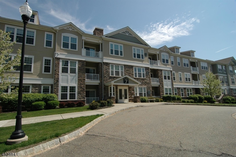 COME SEE THIS MOVE-IN-READY, SUN-FILLED, BEAUTIFUL, 2 BEDROOM, 2.5 BATH RAMAPO MODEL. UPDATED KITCHEN HAS STAINLESS STEEL APPLIANCES AND GRANITE COUNTERTOPS, BALCONY, STUDY/DEN.