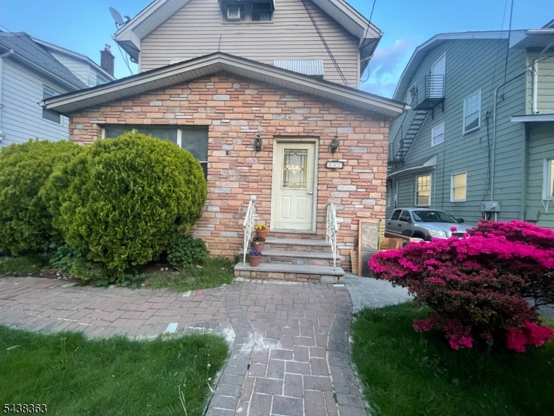 Great and bright 2nd floor unit, 3  rooms, with closet space, 1 full bath, living room, eat in kitchen, utilities separated, not parking space. Washer & dryer machines in the unit. Owner requires NTN report, proof of income, credit verification & tenant application. It's occupied, it will be ready for July 1st.