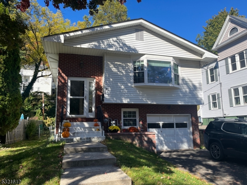 Newly renovated home features fresh paint,  newer  HVAC, gleaming hard wood floors, granite kitchen w SS appliances, newer front load washer and dryer Private backyard w fence and patio. Conveniently located in the Historic District, just a few blocks to down town, shopping, Starbucks, and NYC transit. Pets allowed on case by case basis.