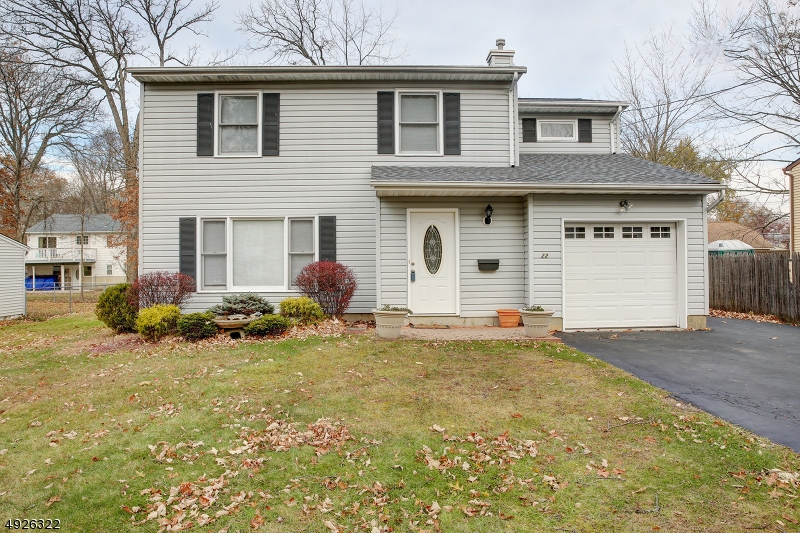 Newer colonial with immaculate care!!! This home has large bedrooms, 2.5 baths and dead end street. Gas Heat.   Close to lake and library.