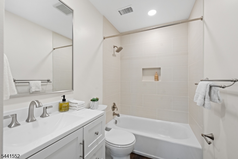MAJESTIC KNOLLS - Residential