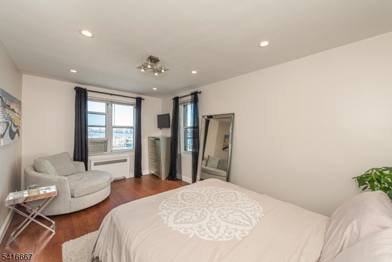 WOODCLIFF GARDENS - Residential