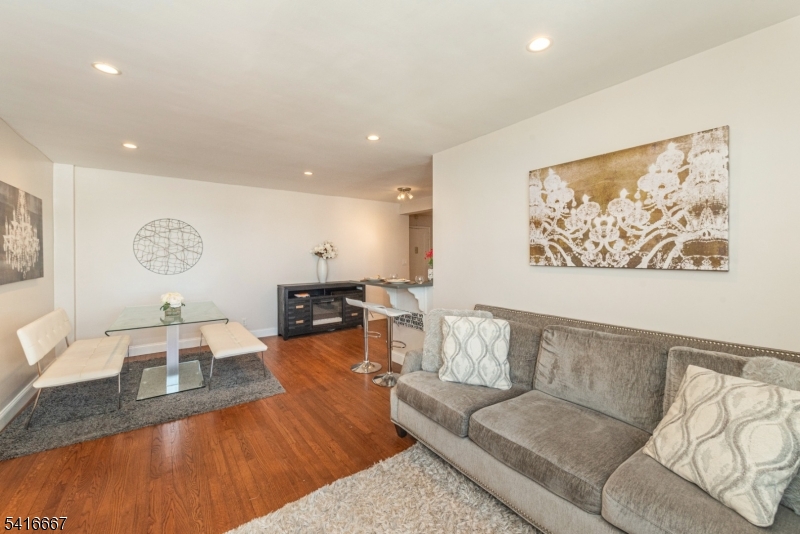 WOODCLIFF GARDENS - Residential