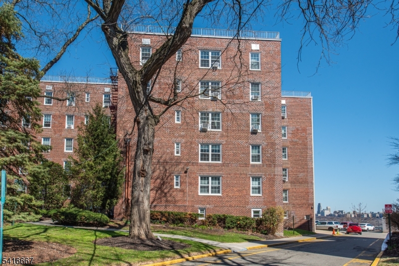 WOODCLIFF GARDENS - Residential