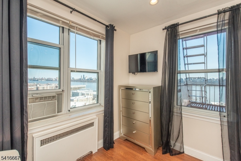 WOODCLIFF GARDENS - Residential