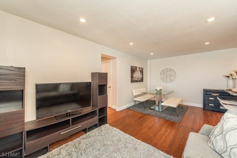 WOODCLIFF GARDENS - Residential