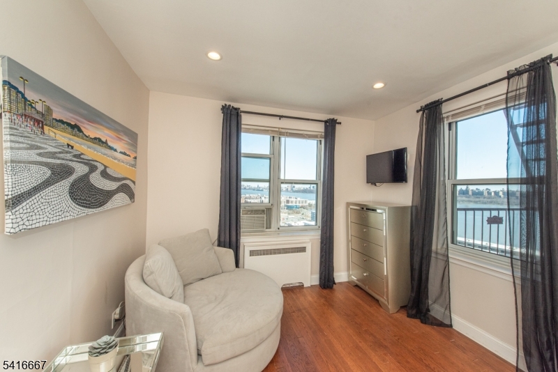 WOODCLIFF GARDENS - Residential