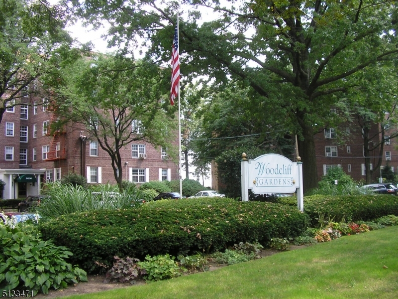WOODCLIFF GARDENS - Residential