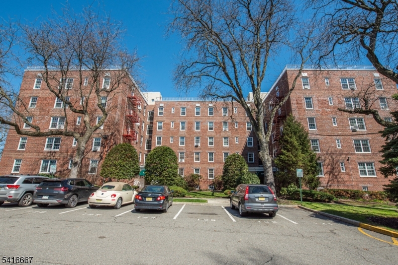 WOODCLIFF GARDENS - Residential