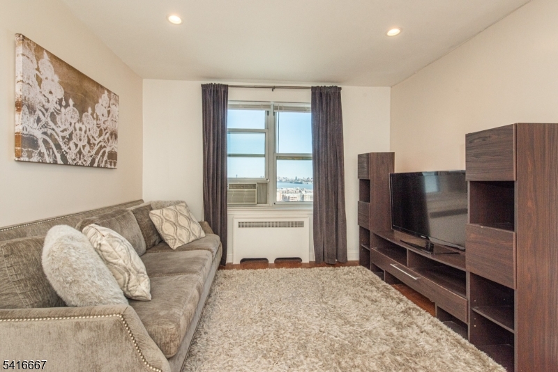 WOODCLIFF GARDENS - Residential