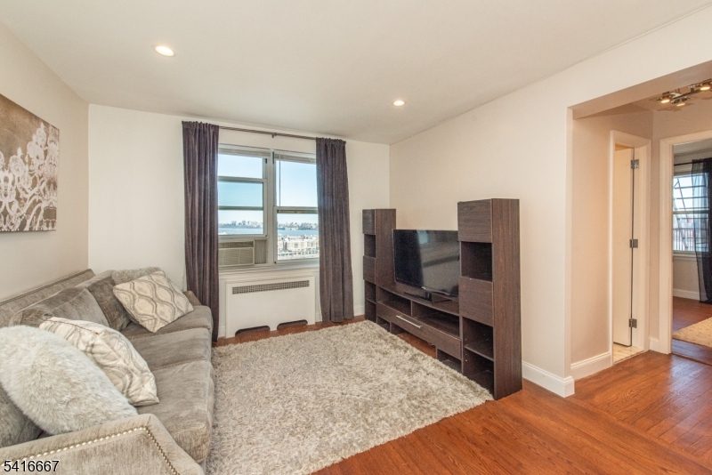 WOODCLIFF GARDENS - Residential