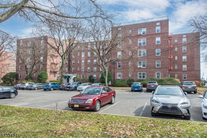 WOODCLIFF GARDENS - Residential