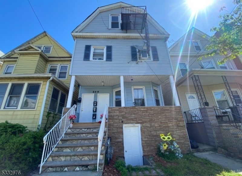 Third floor apartment with 2 bedrooms and 1 bathroom. Located minutes away from public transportation, shopping centers, schools and more.