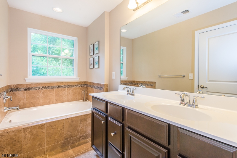 Morris Woods at Farmingdale - Residential