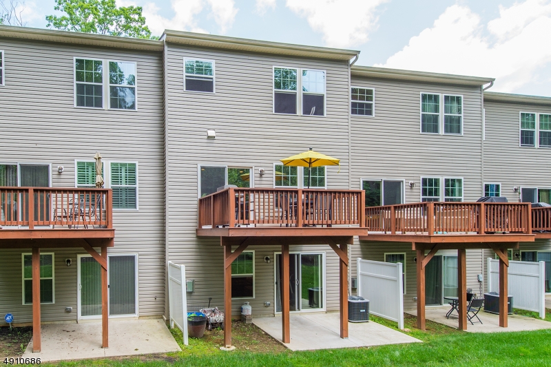Morris Woods at Farmingdale - Residential