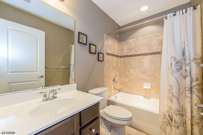 Morris Woods at Farmingdale - Residential