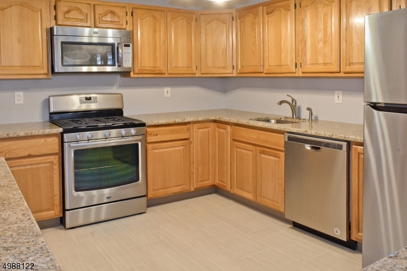 Castle Ridge, 2 bed room, 2 1/2 bathroom, Fresh paint, new kitchen counter top, new bath rooms, Formal dining room, 1st floor - HW, Master bed room with sitting area, w/ walk in closet, Great location. Low tax.