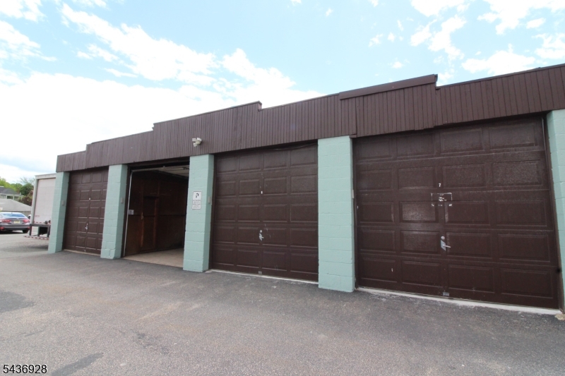 UNIT  #3      20X10 GARAGE STORAGE UNIT.  CEMENT FLOOR, ELECTRIC, PUSH BUTTON KEYPAD WITH AUTOMATIC DOOR.  MULTIPLE SIZED AND UNITS AVAILABLE.
