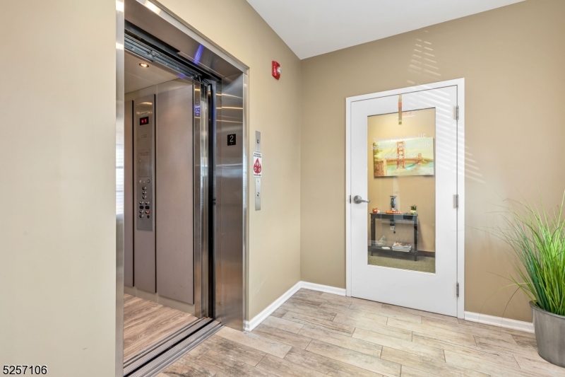 Robbins Business Center - Commercial Lease