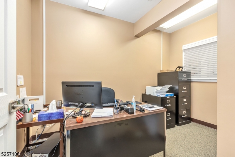 Robbins Business Center - Commercial Lease