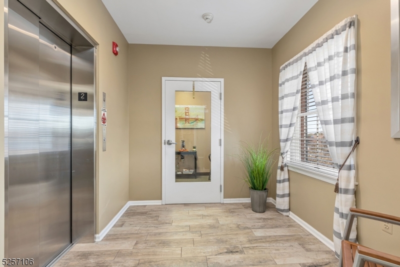 Robbins Business Center - Commercial Lease