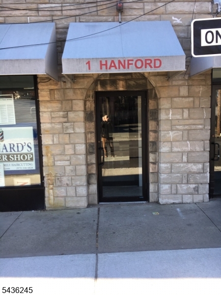 Ideally located one-bedroom apartment offering a comfortable living room, well-equipped kitchen, dedicated storage space, and convenient basement laundry facilities. Municipal permit parking available. Tenant application and screening required, subject to landlord approval.