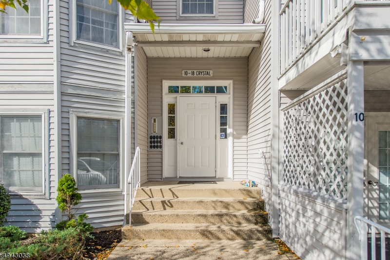 Great mountain views from this updated two bedroom, two bath condo. Open floor plan. Close to major highways and transportation
