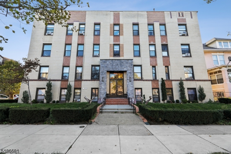 Don't miss this opportunity to grab this spacious 1 bedroom- 1 bathroom updated apartment in the heart of Union City.  Features an updated kitchen with stainless steel appliances.
