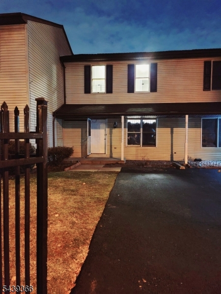3 bedroom 1.5 bath townhouse in the heart of Newark now available !