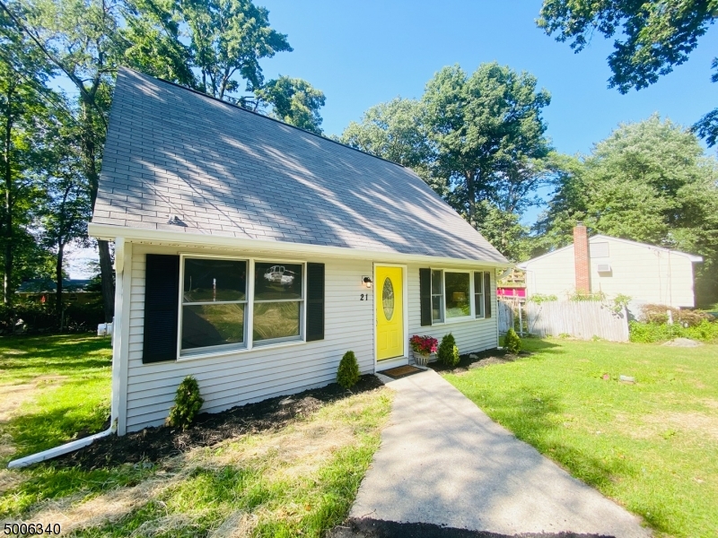 NEWELY UPDATED! THIS CHARMING HOUSE IS WAITING FOR YOU! LESS THAN 2 MIN WALK TO THE BEACH AND GORGEOUS LAKE! 3 BDR, 1 BATH, LAUNDRY WITH WASHER AND DRYER INCLUDED. KITCHEN HAS STAINLESS STEEL APPLIANCES, GRANIT COUNTERTOPS AND OPENS TO THE DINING ROOM! GOOD SIZE DECK OFF THE KITCHEN IS MEANT FOR YOU TO ENJOY THE NATURE AND ENTERTAIN! DON'T MISS THIS AMAZING OPPORTUNITY!
