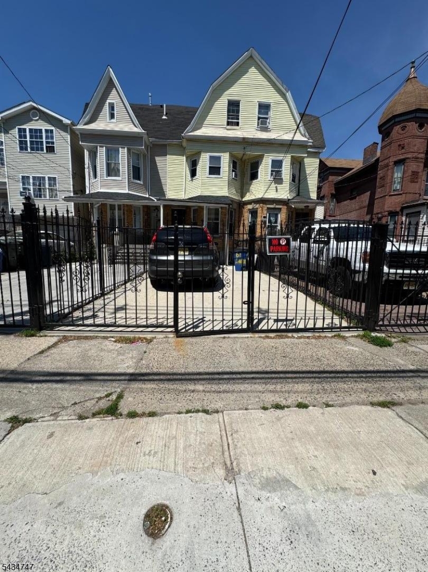 First showing date 6/6/2026 10-1pm Don't miss this unique property offering incredible flexibility! This spacious duplex-style single family setup features a total of 5 bedrooms and 4 bathrooms, giving you plenty of room for comfortable living and strong investment potential.