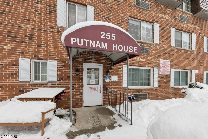 Welcome to Unit 124 at Putnam House, where convenience and comfort come together in this easy-living first-floor condo! Situated on the ground level of a well-maintained building with elevators and multiple community laundry rooms, this home offers effortless accessibility. This is a great ranch alternative that makes everyday life simple and stress-free.  Inside, you will find one spacious bedroom with a generous walk in closet. There is also a living/dining room combo, galley style kitchen and bathroom with updated multi-function shower panel. Putnam House Association recently installed a BRAND NEW ROOF. Amenities include a beautiful courtyard, fitness room and game/card room. Only minutes from public transportation, shops, restaurants, Five-Points YMCA and Bicentennial Park. This is a 55+ community. Buyers should confirm all association fees with the Putnam House Association.
