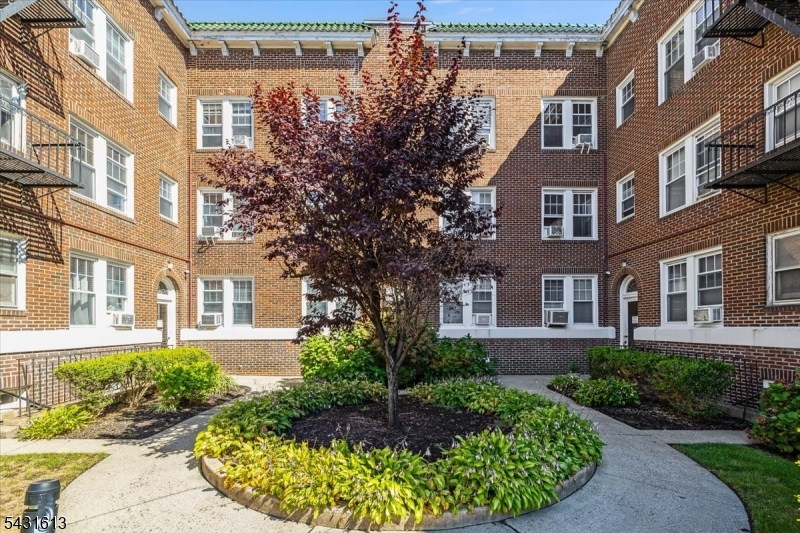 Altamont Ct - Residential